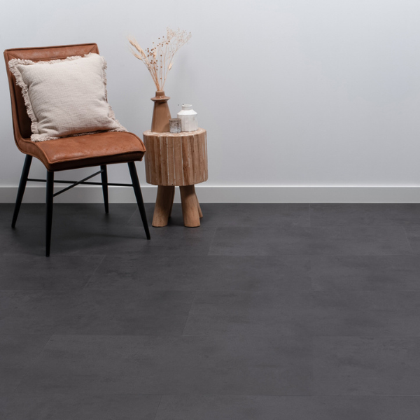 Floer Tegel Click PVC Betonlook Zwart Sfeer
